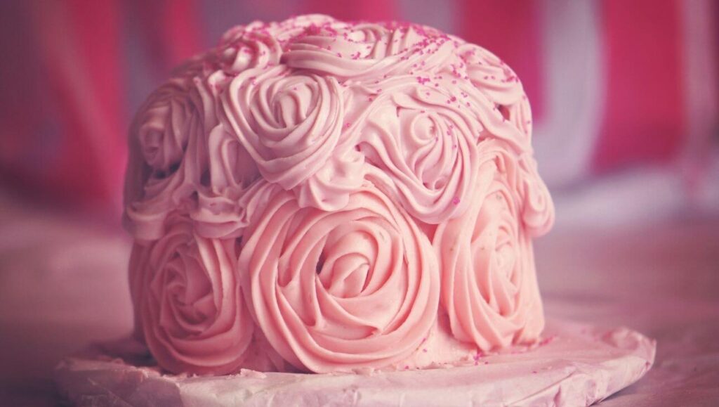 Perfectly Smooth Cake Frosting – 6 Pro Tricks You Need to Try